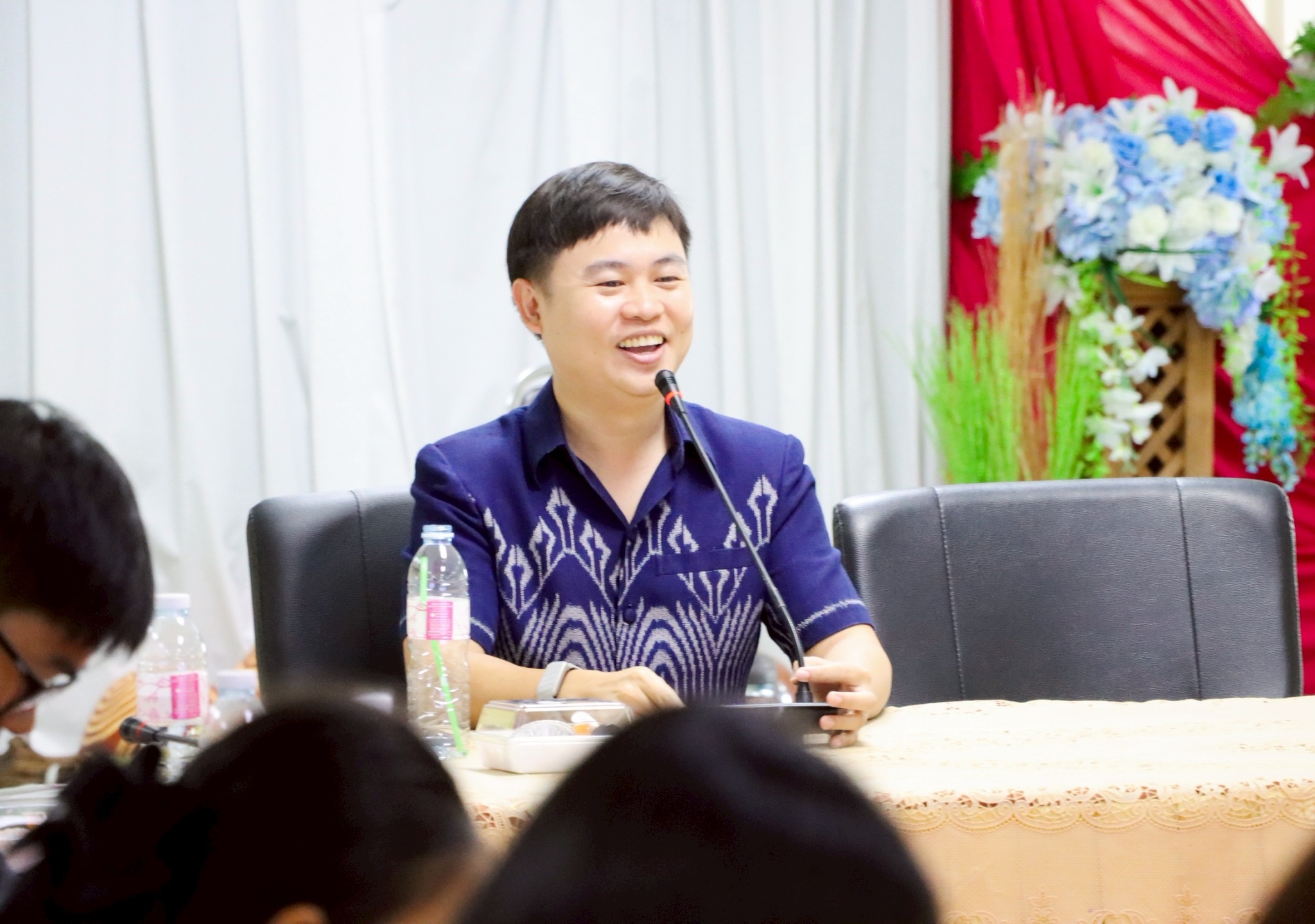 คุณหมออนิรุทธ์ร่วมพูดคุยในงานประชุม